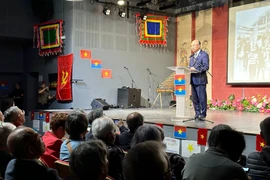 L'ambassadeur du Vietnam en France, Dinh Toan Thang à la cérémonie à Paris commémorant le 50e anniversaire de la libération du Sud et de la réunification nationale. Photo: VNA