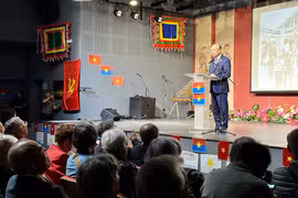 L'ambassadeur du Vietnam en France, Dinh Toan Thang à la cérémonie à Paris commémorant le 50e anniversaire de la libération du Sud et de la réunification nationale. Photo: VNA