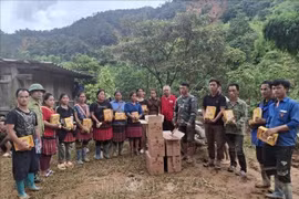 Remise de biens essentiels à des habitants de la province de Son La. Photo: VNA