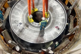 Installation réussie du rotor du premier turboalternateur du projet d'agrandissement de la centrale hydroélectrique de Hoa Binh. Photo: VNA