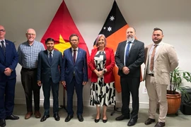 L’ambassadeur du Vietnam en Australie, Pham Hung Tam (4e à partir de la gauche), en visite en Australie-Occidentale. Photo: VNA
