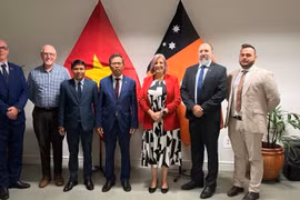 L’ambassadeur du Vietnam en Australie, Pham Hung Tam (4e à partir de la gauche), en visite en Australie-Occidentale. Photo: VNA