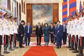 Cérémonie d’accueil solennelle pour Tran Cam Tu en visite officielle au Cambodge. Photo: VNA