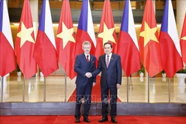 Le président du Sénat de la République tchèque, Milos Vystrcil (gquche) et le président de l’Assemblée nationale, Trân Thanh Mân. Photo: VNA