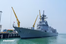 Le matin du 2 avril, le destroyer Asahi (numéro 119) des Forces maritimes d’autodéfense du Japon (JMSDF) a accosté au port de Tien Sa, dans la ville de Da Nang. Photo : VietnamPlus