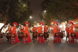 Des visiteurs à Hanoï préfèrent des expériences du le tourisme nocturne. Photo: VNA