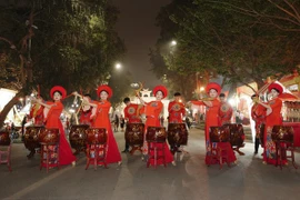 Des visiteurs à Hanoï préfèrent des expériences du le tourisme nocturne. Photo: VNA