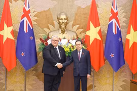 Le président de l’Assemblée nationale, Trân Thanh Mân (droite) et le président de la Chambre des représentants de Nouvelle-Zélande, Gerry Brownlee. Photo: VNA