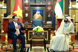 Le Premier ministre Pham Minh Chinh (gauche) rencontre le vice-président et Premier ministre des Émirats arabes unis, Cheikh Mohammed bin Rashid Al Maktoum, le 28 octobre 2024. Photo: VNA