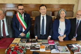 L'ambassadeur du Vietnam en Italie, Duong Hai Hung (au milieu), remet des livres sur le Président Hô Chi Minh à Masciano. Photo: VNA