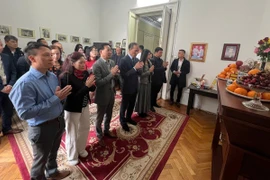 L'ambassadeur du Vietnam en Roumanie Dô Duc Thành, son épouse et les délégués offrent de l'encens en mémoire du Président Hô Chi Minh. Photo: VNA