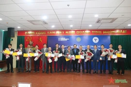 Remise de certificats de l'ASEAN à des ingénieurs vietnamiens. Photo: VNA