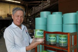 Nguyen Van Khoe, créateur du piège à moustiques à l'eau. Photo: VNA
