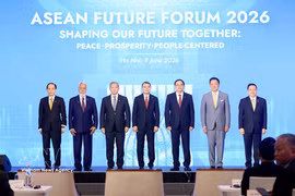 Le Premier ministre Le Minh Hung (centre), ses homologues thaïlandais, cambodgien, lao et timorais et le secrétaire général de l'ASEAN, à la cérémonie d'ouverture du Forum sur l’avenir de l’ASEAN 2026. Photo: VNA