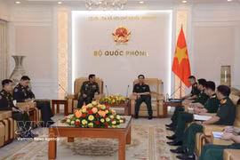 Le vice-Premier ministre et ministre vietnamien de la Défense, Phan Van Giang (droite) reçoit le secrétaire d'État au ministère cambodgien de la Défense nationale, Prak Sovanna. Photo: VNA