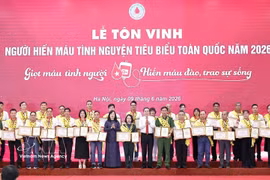 Cérémonie honorant les 100 donneurs de sang volontaires exemplaires de 2026. Photo: VNA