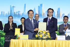 Signature de l’accord de crédit entre Nam A Bank et SIFEM. Photo: VNA