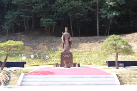 La statue du roi Ly Thai To installée dans le district de Bonghwa, province du Gyeongsang du Nord. Photo: VNA