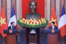 Conférence de presse commune des présidents Luong Cuong et Emmanuel Macron, le 26 mai à Hanoï. Photo: VNA