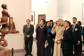 Ngô Phuong Ly et Brigitte Macron au Musée des Beaux-Arts du Vietnam, à Hanoï. Photo: VNA