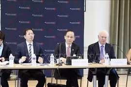 Le ministre par intérim des Affaires étrangères, Lê Hoài Trung (centre) à la table ronde politique organisée par l’Institut d’Asie de l’Est Weatherhead. Photo: VNA