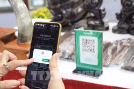 À la Foire du Printemps 2026, les codes QR sont omniprésents, permettant aux visiteurs d’accéder instantanément aux données relatives à l’origine des produits, aux normes de qualité et aux processus de fabrication. Photo: VNA
