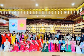 Des délégués et participants à la cérémonie de prière pour la paix mondiale et la souveraineté insulaire et maritime du Vietnam en République de Corée. Photo: VNA
