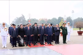 Des dirigeants rendent hommage au Président Hô Chi Minh en son mausolée à Hanoï, à l'occasion du Nouvel An du Serpent 2025. Photo: VNA