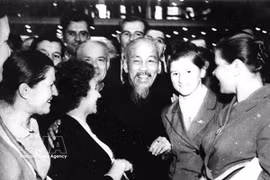 Le Président Hô Chi Minh et des délégués soviétiques et internationaux au 22e Congrès du Parti communiste de l'Union soviétique, en octobre 1961 à Moscou. Photo : Archives/VNA