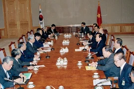 Le secrétaire général du PCV, Dô Muoi s'entretient avec le président sud-coréen Kim Young-sam lors de sa visite officielle en République de Corée, du 11 au 17 avril 1995. Photo : VNA