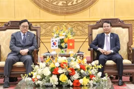 Le président de l’Assemblée nationale de la République de Corée, Woo Won‑shik (gauche) et le secrétaire du Comité provincial du Parti de Ninh Binh, Dang Xuan Phong. Photo: VNA