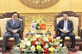 Le président de l’Assemblée nationale de la République de Corée, Woo Won‑shik (gauche) et le secrétaire du Comité provincial du Parti de Ninh Binh, Dang Xuan Phong. Photo: VNA