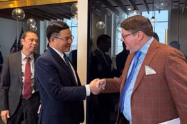Le ministre par intérim de l'Industrie et du Commerce, Lê Manh Hung (gauche) rencontre le secrétaire d'État adjoint à l'Agriculture des États-Unis, Stephen Vaden. Photo: moit.gov.vn