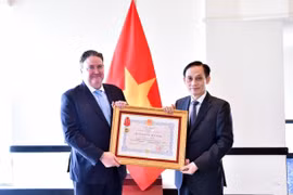 Le ministre des Affaires étrangères, Le Hoai Trung (droite), remet l’Ordre de l’Amitié à l’ambassadeur américain Marc Knapper. Photo: VNA