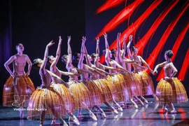 Les techniques académiques du ballet deviennent accessibles et s'impregnent du souffle de vie quotidien des Vietnamiens à travers des mouvements expressifs. Photo: VNA