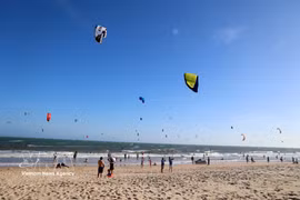Mui Ne (province de Lam Dong) devient une destination prisée des amateurs de sports nautiques. Photo : VNA