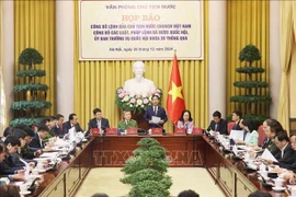 Conférence de presse pour annoncer un décret du président vietnamien sur neuf lois adoptées par la 15e Assemblée nationale lors de sa 8e session. Photo: VNA