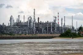 Raffinerie de pétrole de Pulau Bukom à Singapour. Photo : Xinhua/VNA