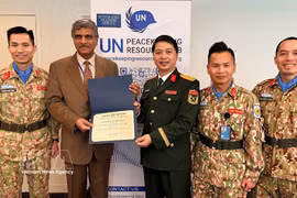 Remise du certificat des Nations Unies attestant que le cours UNSOC répond aux standards internationaux. Photo: VNA