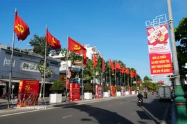 Une rue à Khanh Hoa décorée de drapeaux et de banderoles en l'honneur des élections législatives. Photo: VNA