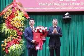 Lê Minh Hung, membre du Bureau politique, secrétaire du Comité central du Parti et chef de la Commission d'organisation du Comité central du Parti, remet la décision au nouveau secrétaire du Comité municipal du Parti de Huê, Nguyên Dinh Trung. Photo: VNA