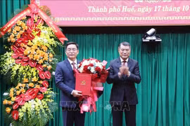Lê Minh Hung, membre du Bureau politique, secrétaire du Comité central du Parti et chef de la Commission d'organisation du Comité central du Parti, remet la décision au nouveau secrétaire du Comité municipal du Parti de Huê, Nguyên Dinh Trung. Photo: VNA