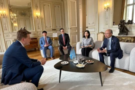 L’ambassadeur du Vietnam en France, Dinh Toan Thang (droite) rencontre le préfet de l’Hérault, François-Xavier Lauch. Photo: VNA