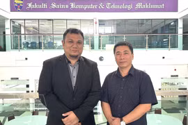 Le professeur associé et docteur Saaidal Razalli Bin Azzuhri (gauche), vice-doyen de la faculté des sciences informatiques et des technologies de l’information à l’Université de Malaya. Photo: VNA