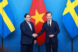 Le Premier ministre Pham Minh Chinh (à gauche) et son homologue suédois Ulf Kristersson. Photo: VNA