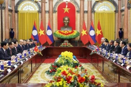 Entrevue entre le président Luong Cuong et le dirigeant lao Thongloun Sisoulith. Photo: VNA