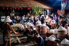 Les villageois de Chuông organisent les 4e, 10e, 14e, 20e, 24e et 30e jours de chaque mois lunaire un marché des chapeaux coniques. Photo: VNA