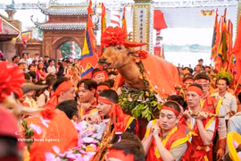 Procession de l’eau du fleuve Rouge lors de la fête traditionnelle du village de Bat Trang 2026. Photo: VNA