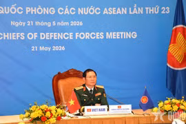 Le chef de la délégation vietnamienne, le général Nguyen Tan Cuong, chef d’état-major général de l’Armée et vice-ministre de la Défense, assiste à la 23e Réunion des chefs des forces de défense de l’ASEAN. Photo: VNA