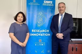 L'ambassadrice du Vietnam en Grèce, Pham Thi Thu Huong et Stavros Kalafatis, vice-ministre grec du Développement en charge de la Recherche et de l'Innovation. Photo: VNA
